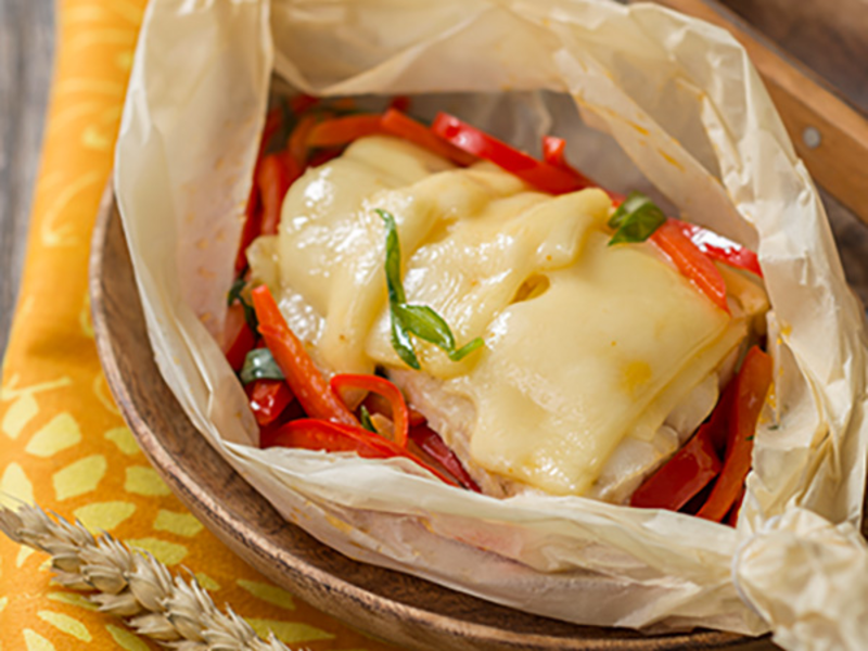 Papillote de cabillaud au fromage et aux poivrons