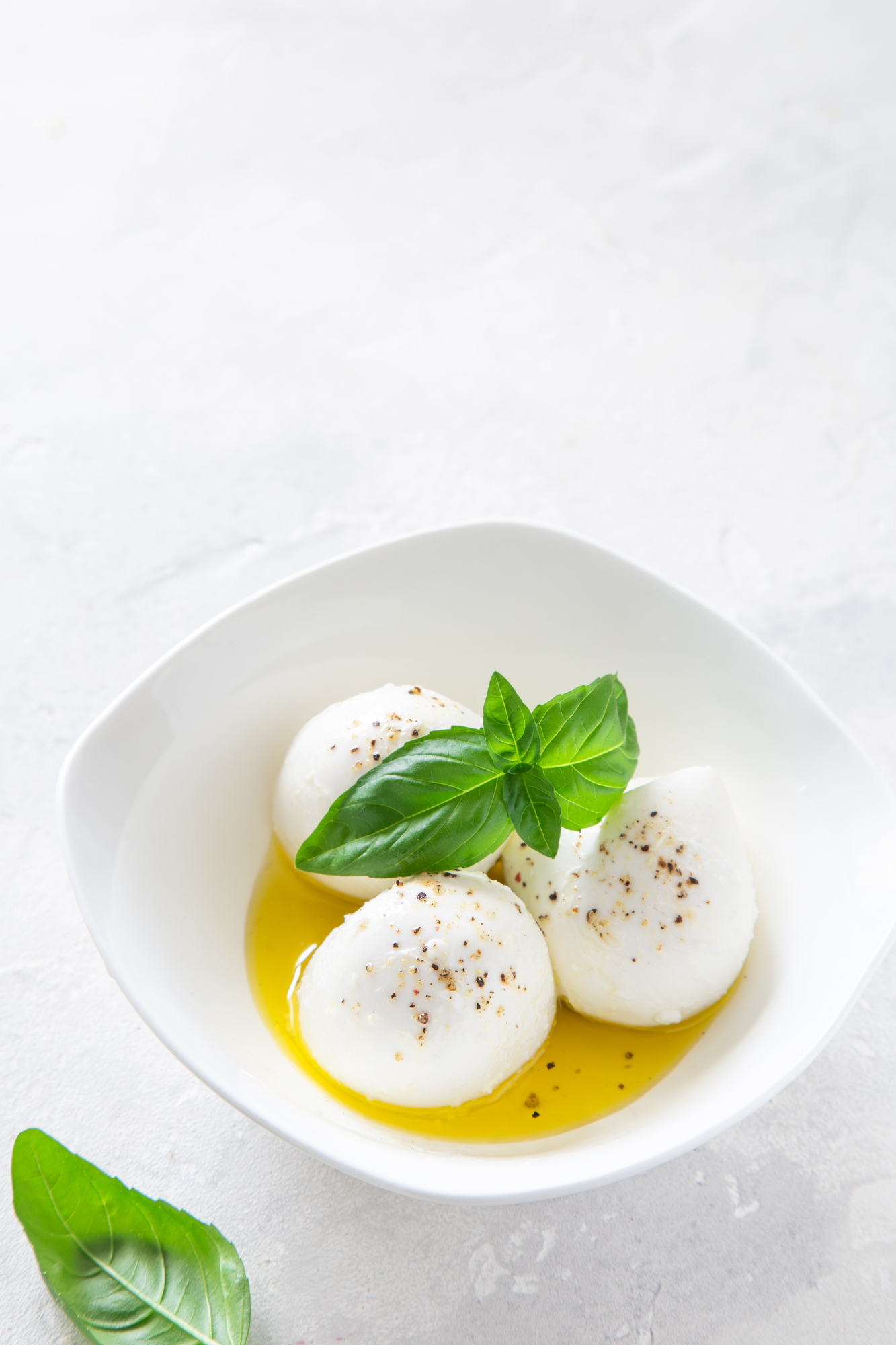 Boules de mozzarella et huile d'olive - Adobe Stock
