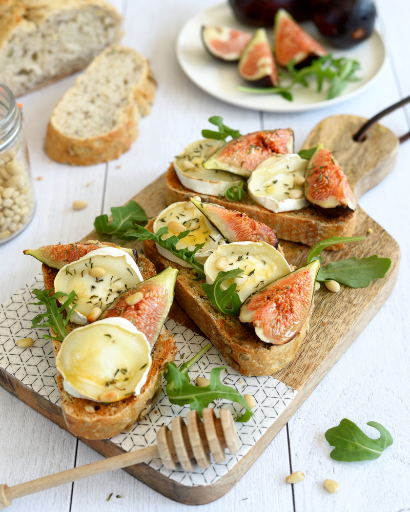 Tartine figue, chèvre chaud et miel