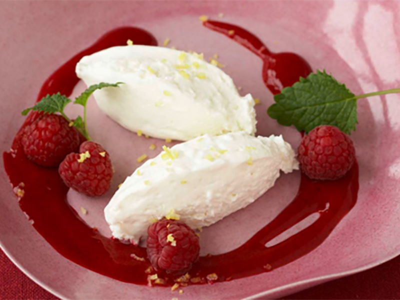 Quenelles de mousse de chèvre frais au coulis de fruits rouges