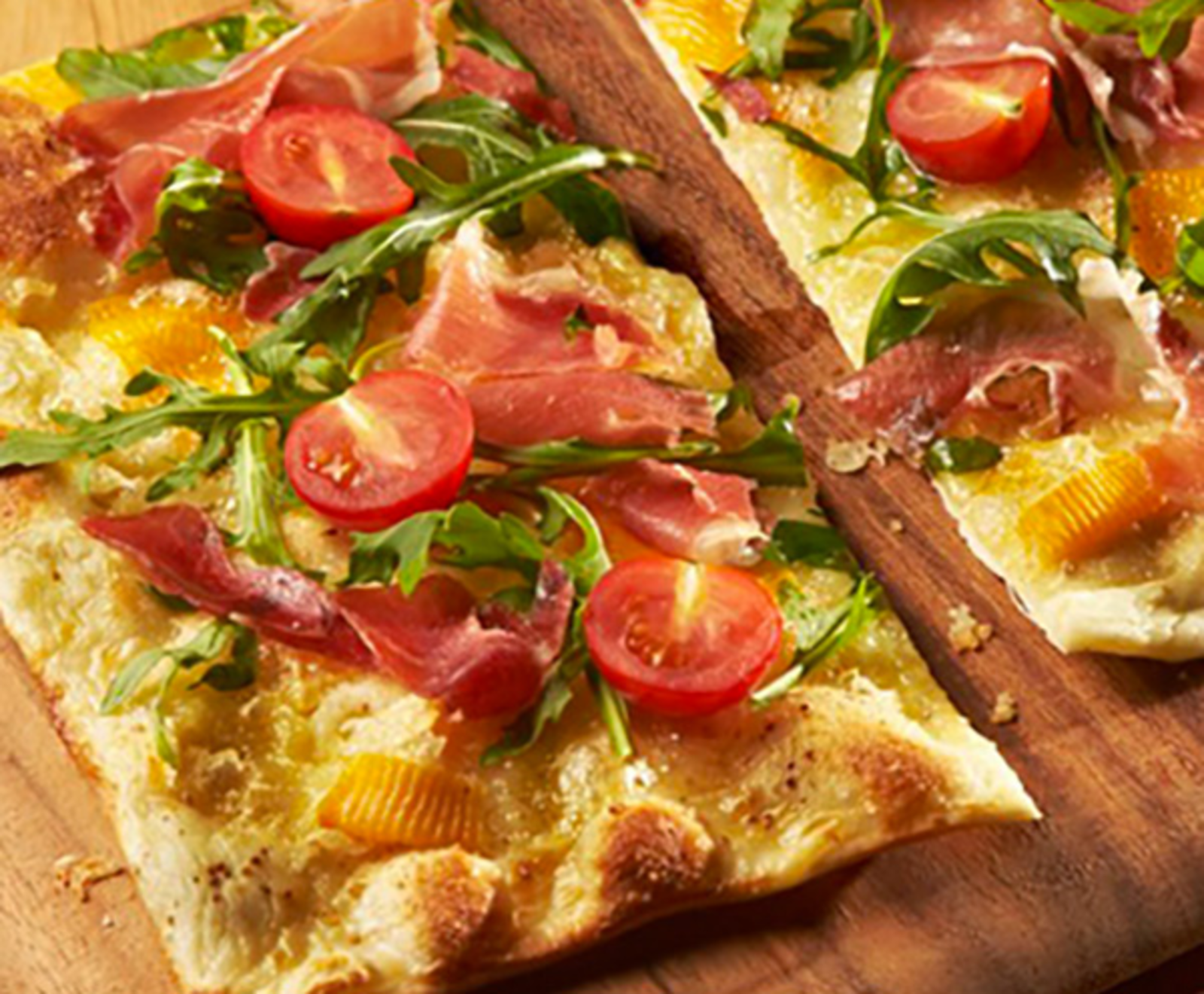 TH06_tarte-flambee-a-la-roquette-au-jambon-et-fromage