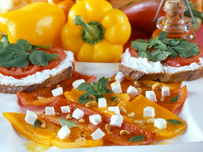 Carpaccio de poivrons grillés et tartine de fromage de chèvre frais