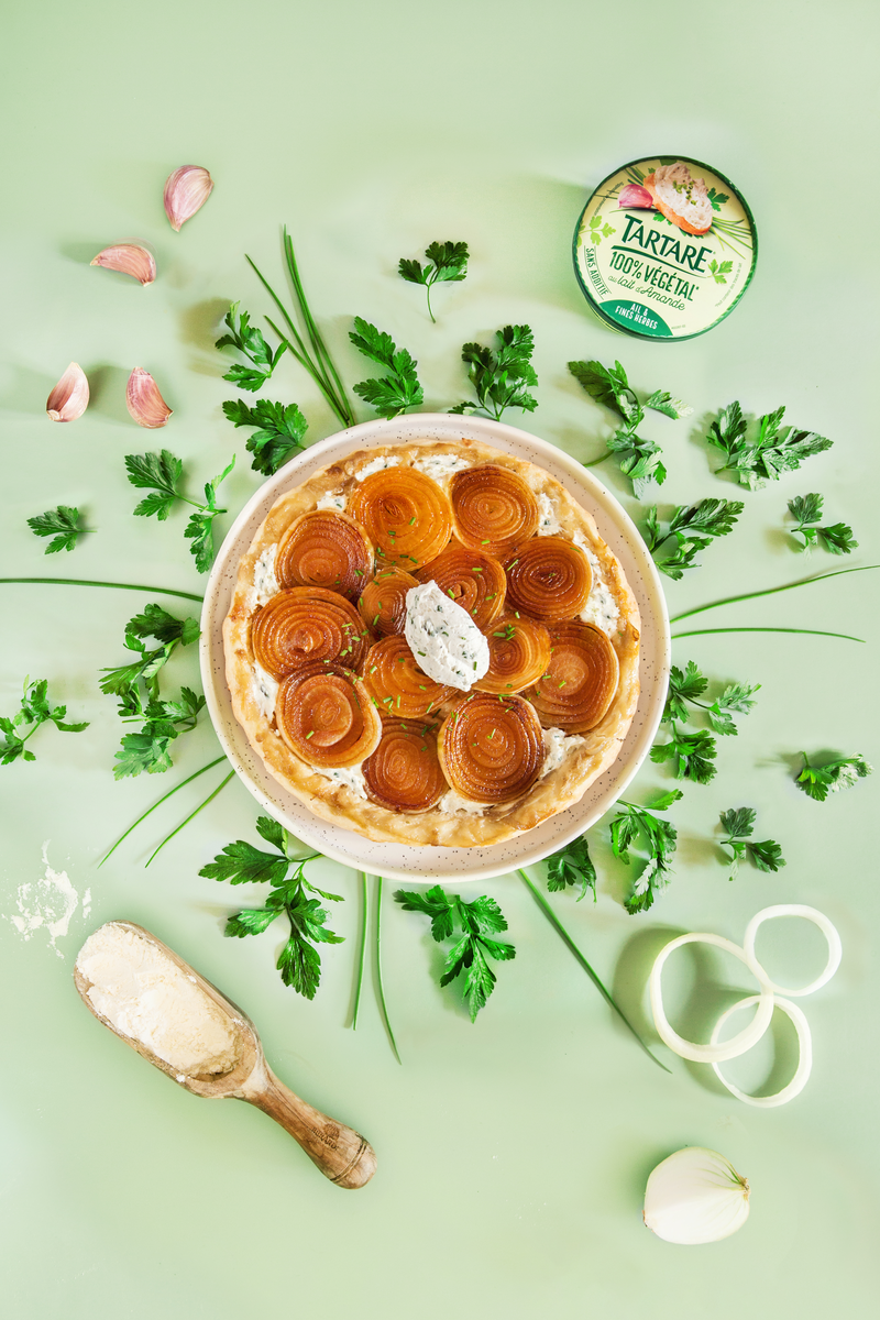 Tatin d’oignons à la tartinade végétale ail et fines herbes