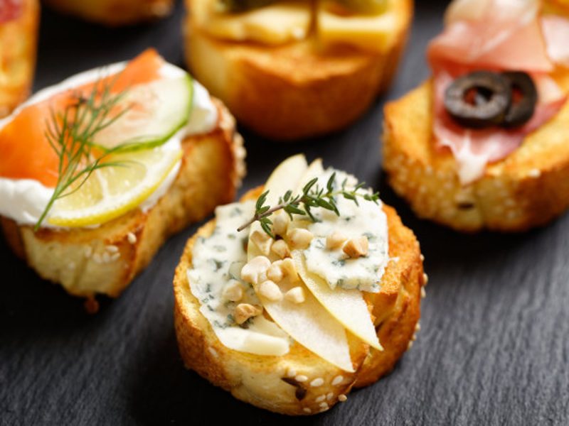 Canapés apéritifs poire et roquefort