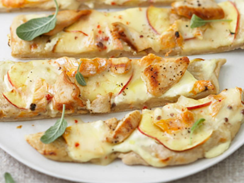 Tarte flambée au poulet, pomme et fromage