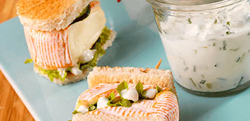Mini club sandwich au fromage et sauce tzatziki
