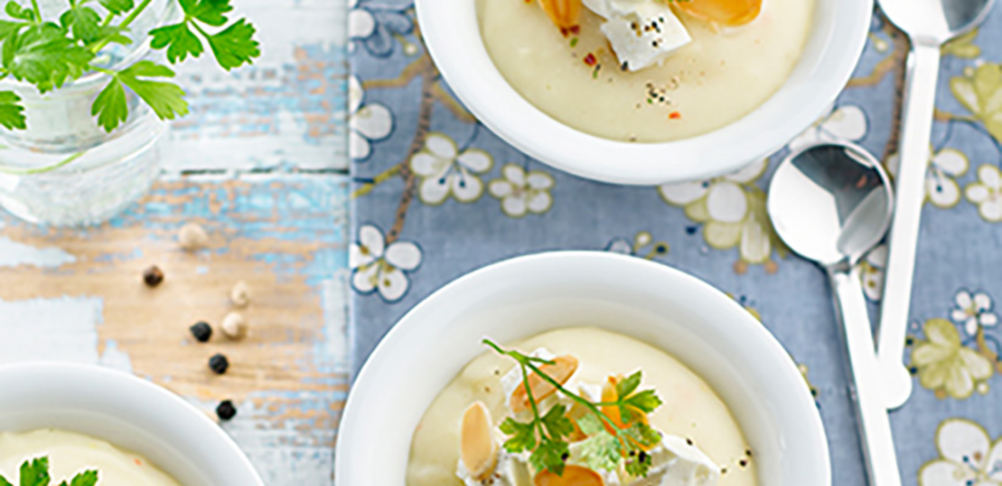 Béchamel de pommes de terre au fromage frais et chips au persil