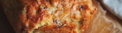 Cake salé au bleu, poire et noix