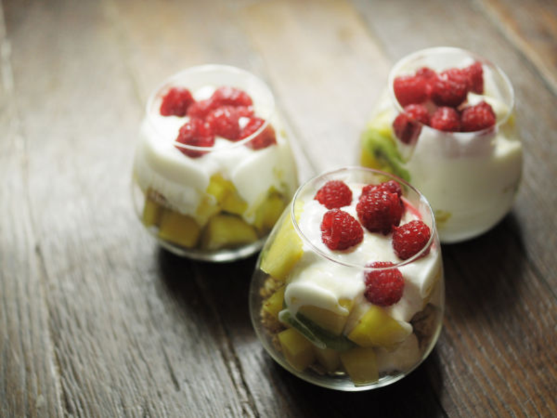 Verrine de fromage de chèvre frais, ananas et crevettes roses