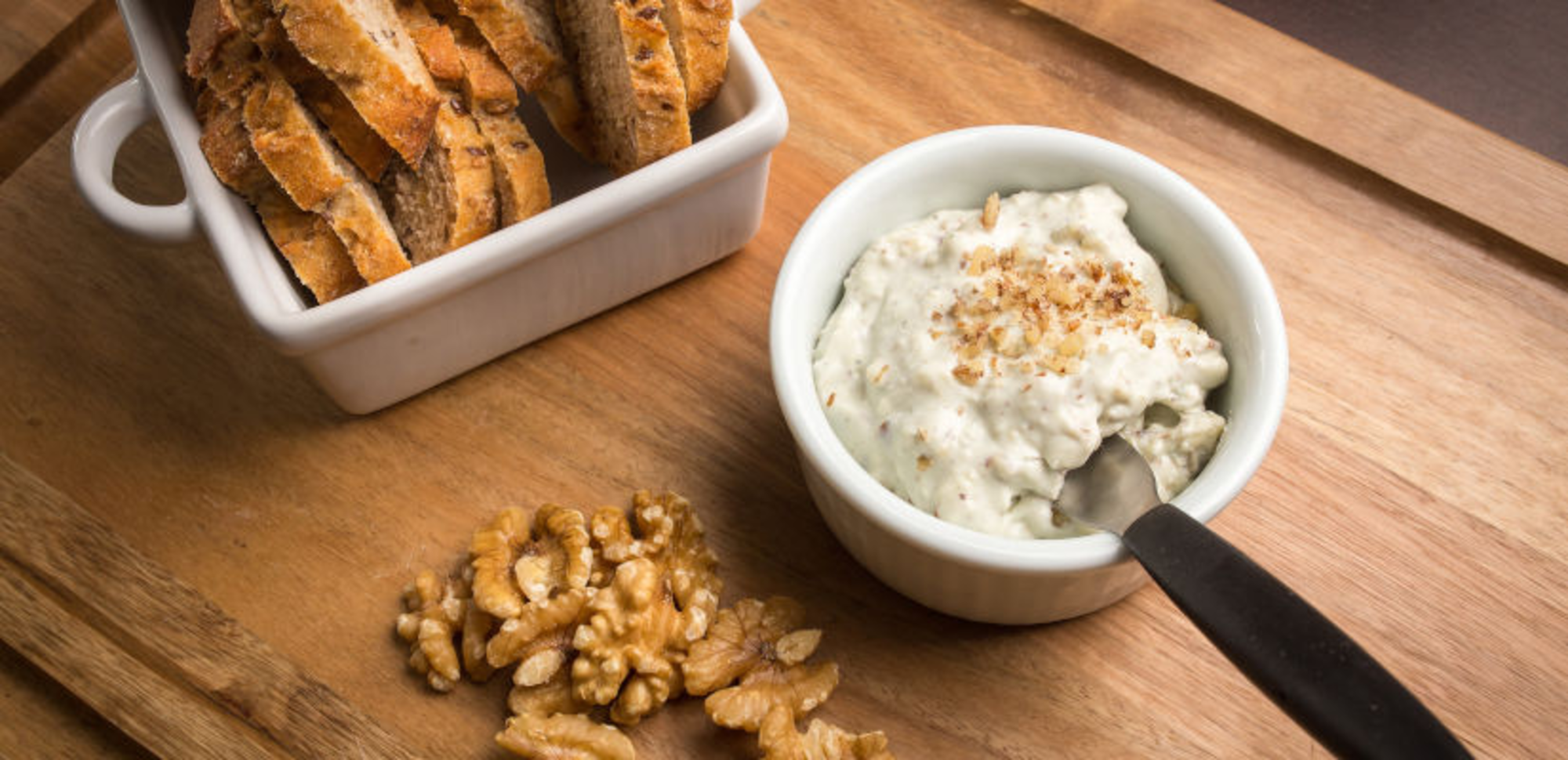 Dip crémeux au fromage de chèvre frais, noix, amandes, noisettes