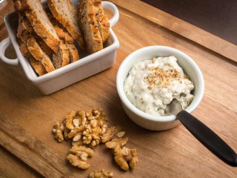 Dip crémeux au fromage de chèvre frais, noix, amandes, noisettes