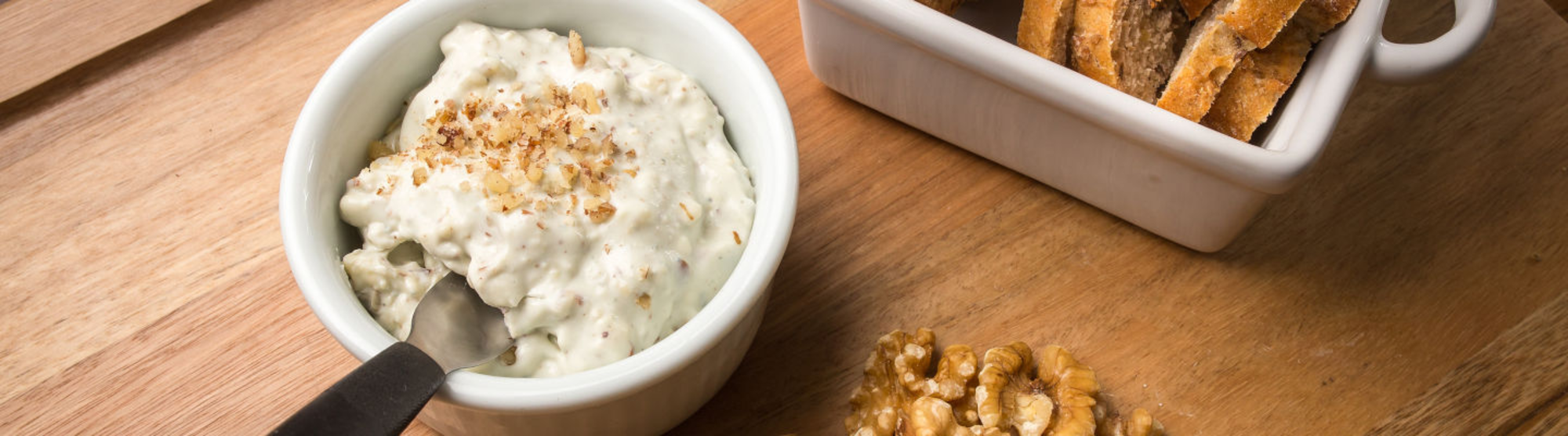 Dip crémeux au fromage de chèvre frais, noix, amandes, noisettes