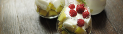 Verrine de fromage de chèvre frais, ananas et crevettes roses