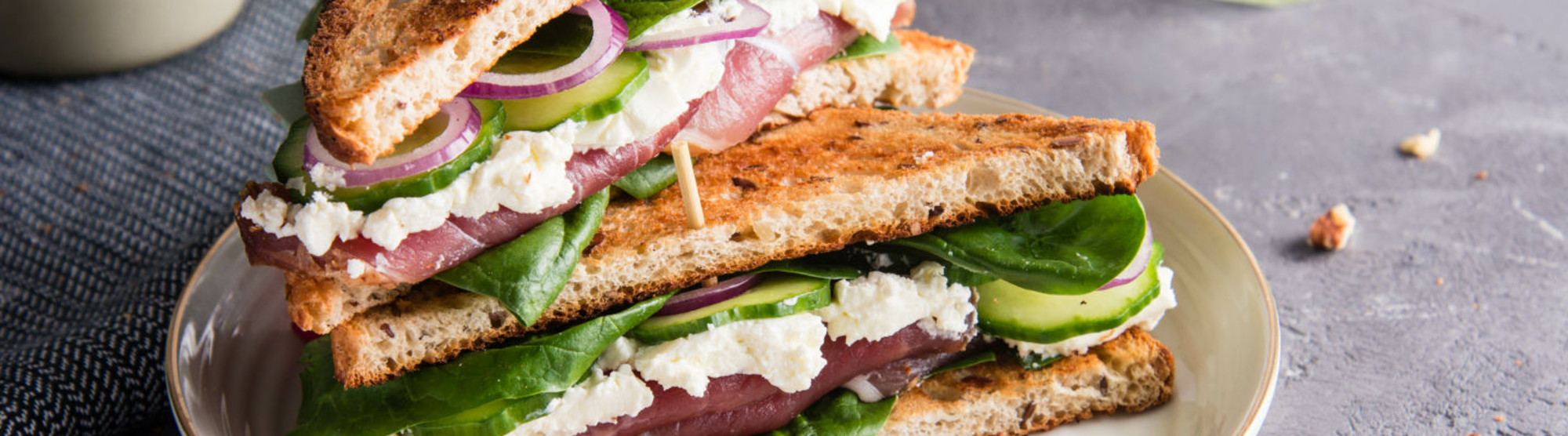 Sandwich-cake au chèvre frais, rosette et roquette