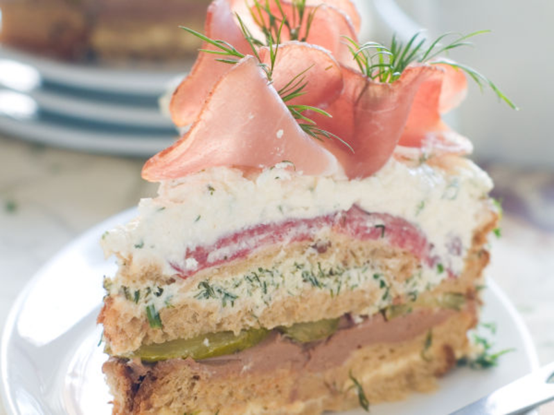 Sandwich-cake au thon, crudités et fromage de chèvre frais