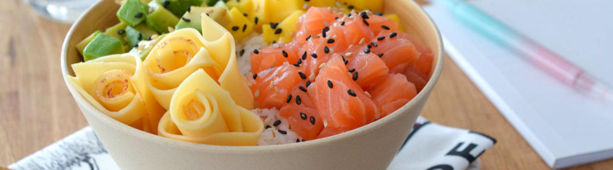 Poke bowl au saumon et fromage