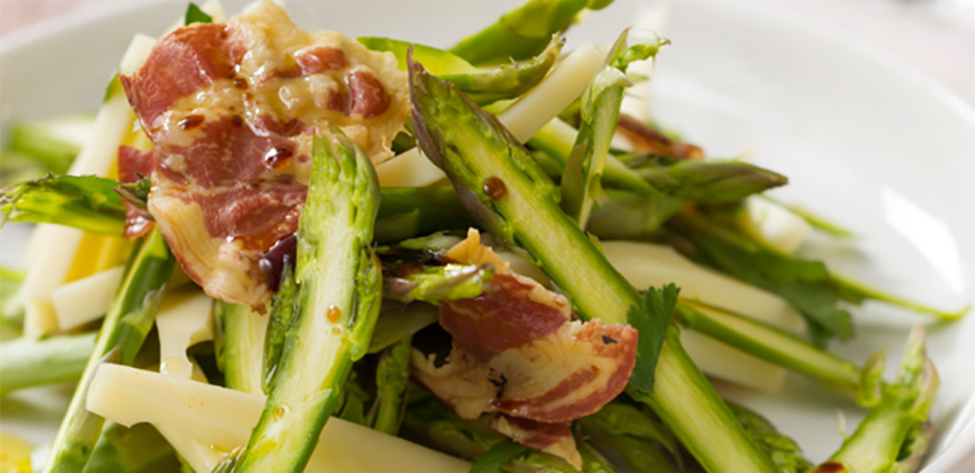 Salade d'asperges vertes au lard grillé et fromage