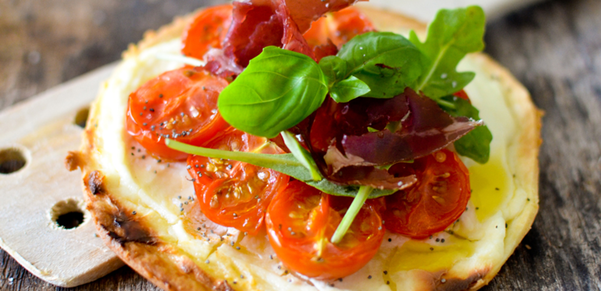 Tartelettes au fromage frais, tomates cerise et viande des Grisons