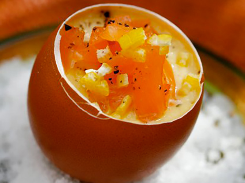 Oeufs toqués au saumon fumé et fromage frais