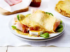 Omelette au fromage et jambon cru