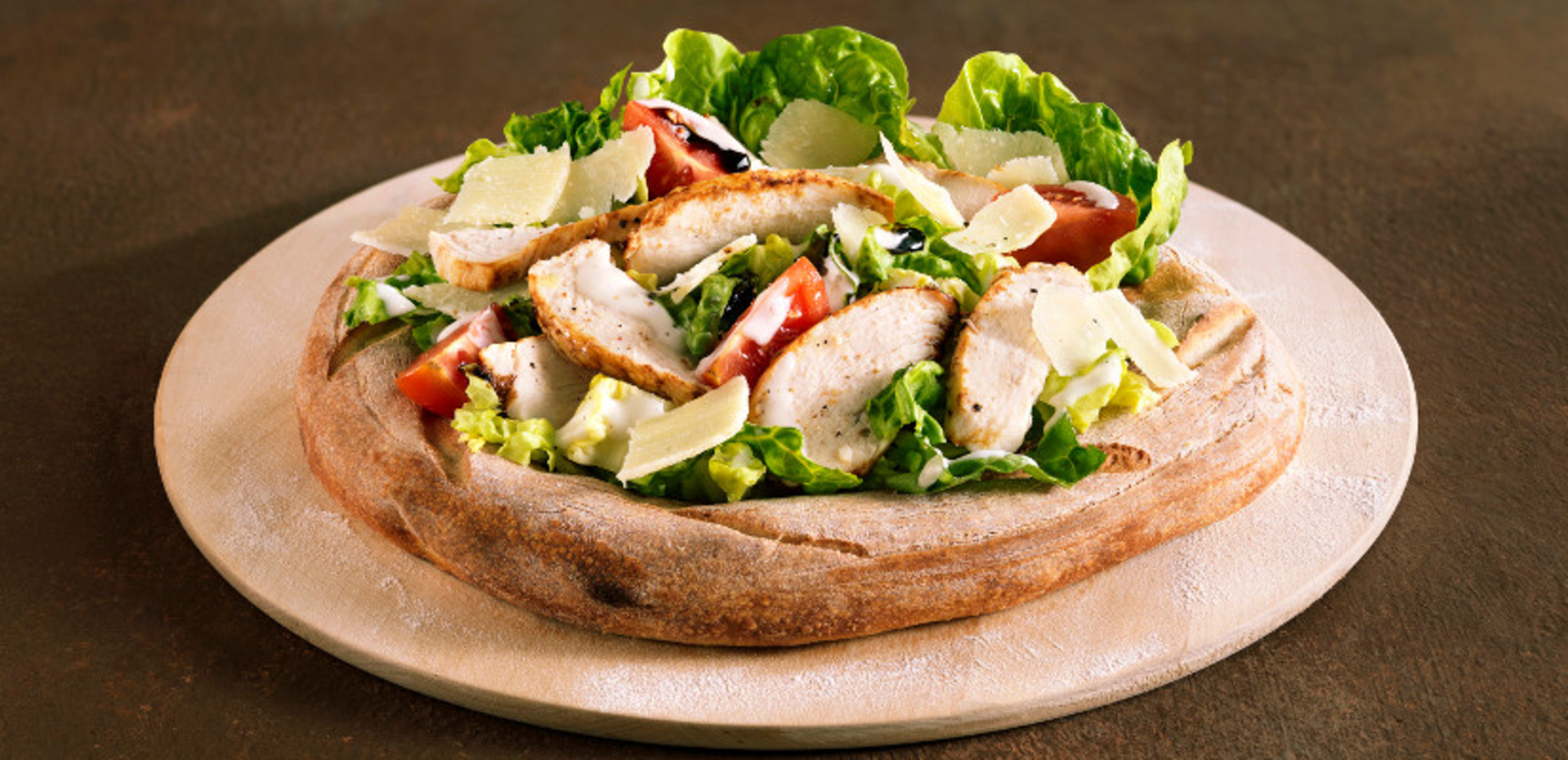 La pizza César au poulet et copeaux de parmesan