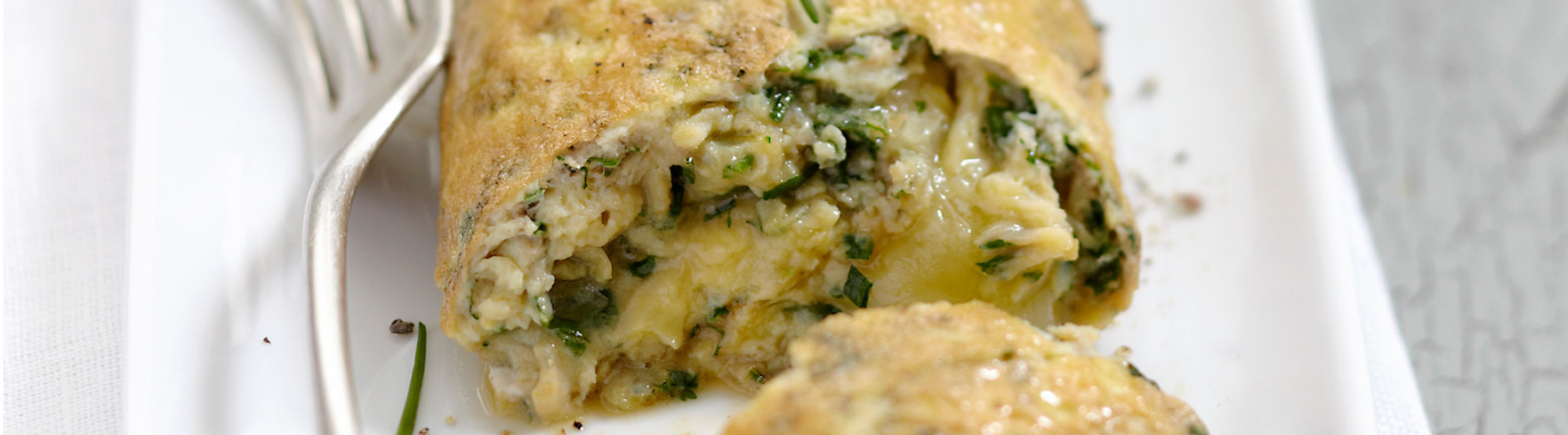 Omelette roulée au fromage et aux fines herbes