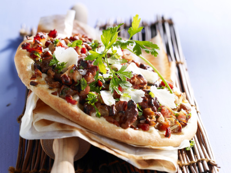 Pizza maison aux champignons, lardons et parmesan