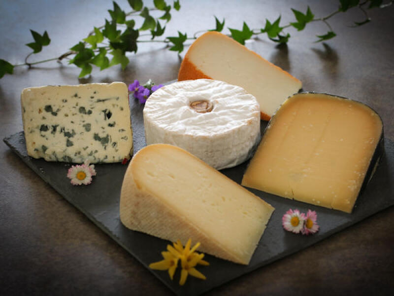 Un plateau de fromages festif pour Pâques