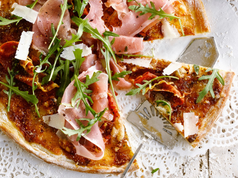 Pizza au jambon italien et parmesan