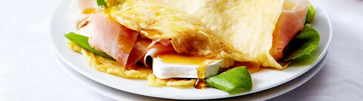 Omelette au fromage et jambon cru
