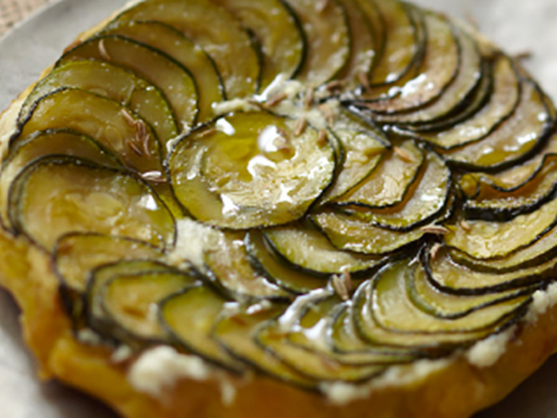 Tatin aux courgettes, graines de cumin et fromage frais