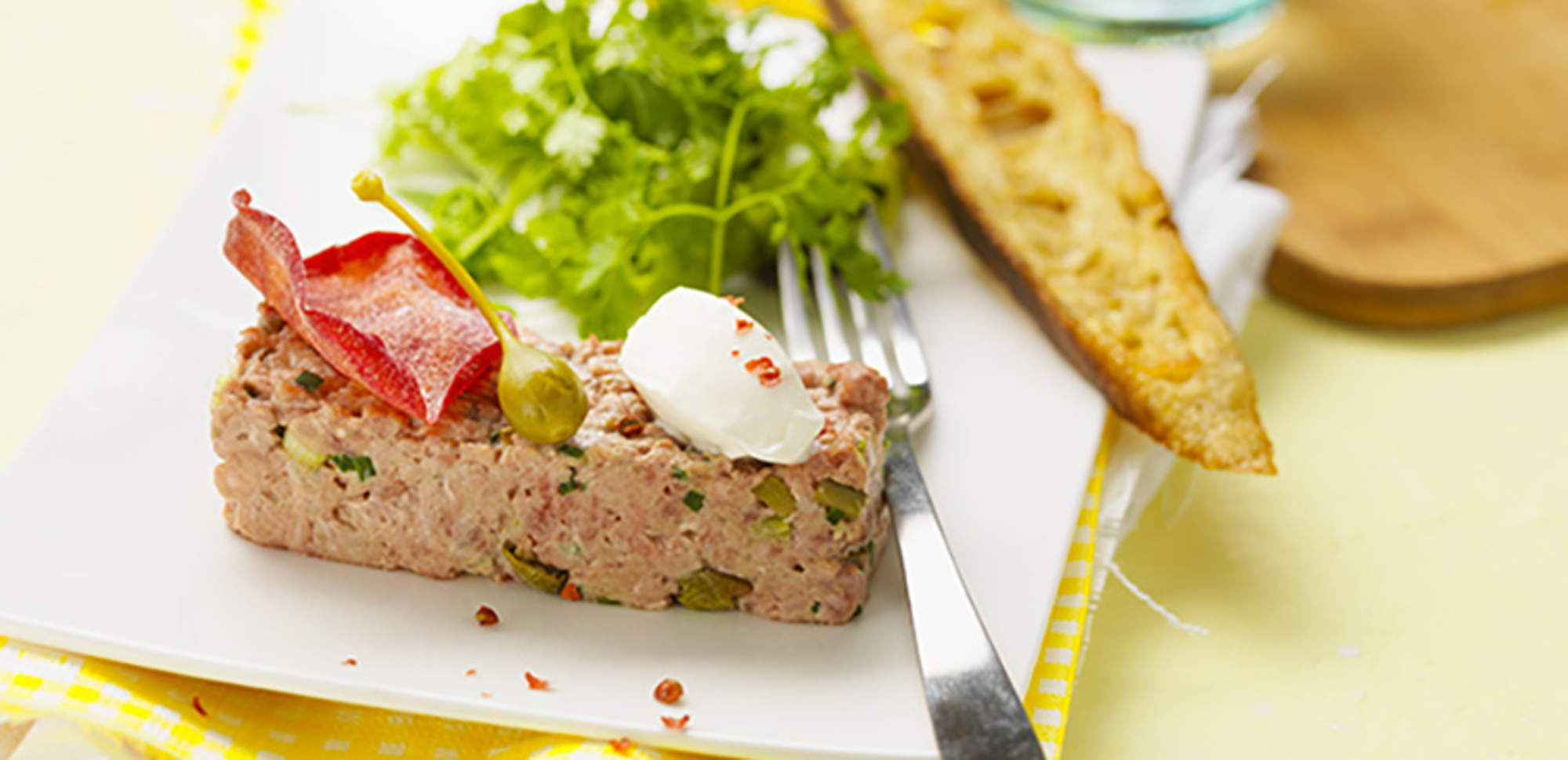 Tartare de boeuf au fromage frais aux baies roses