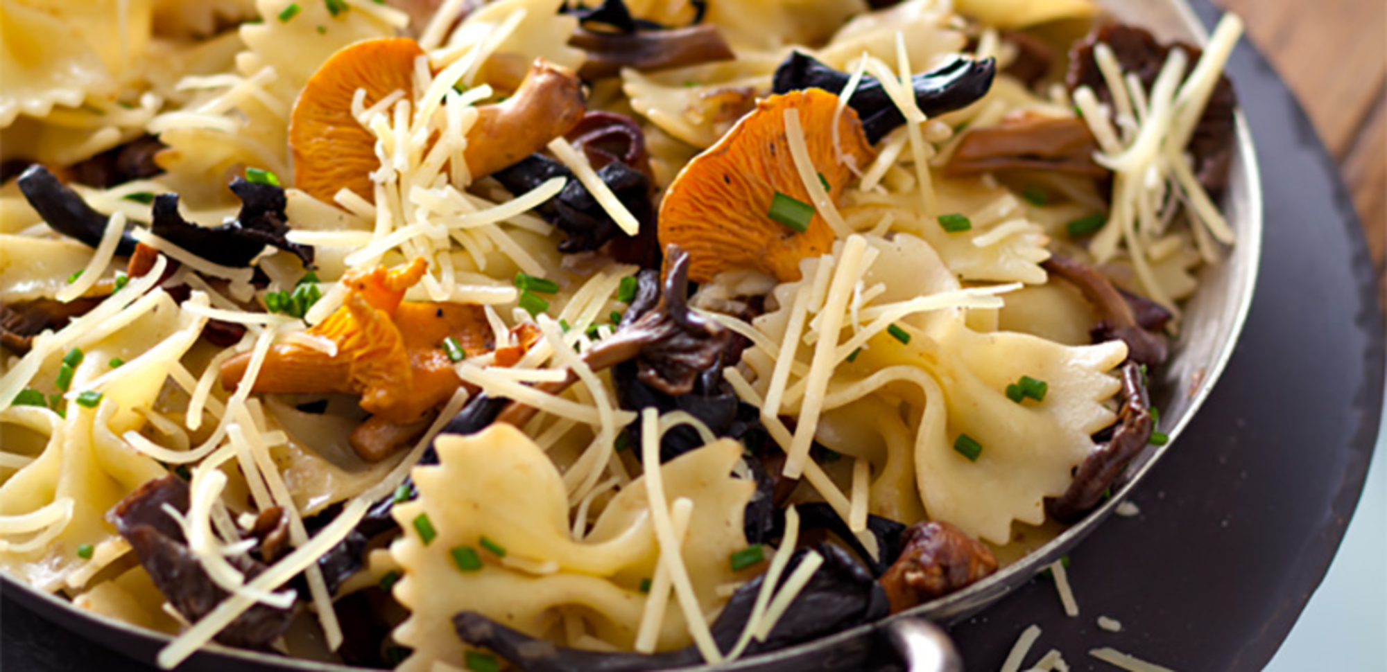 Farfalle aux champignons des bois et fromage italien