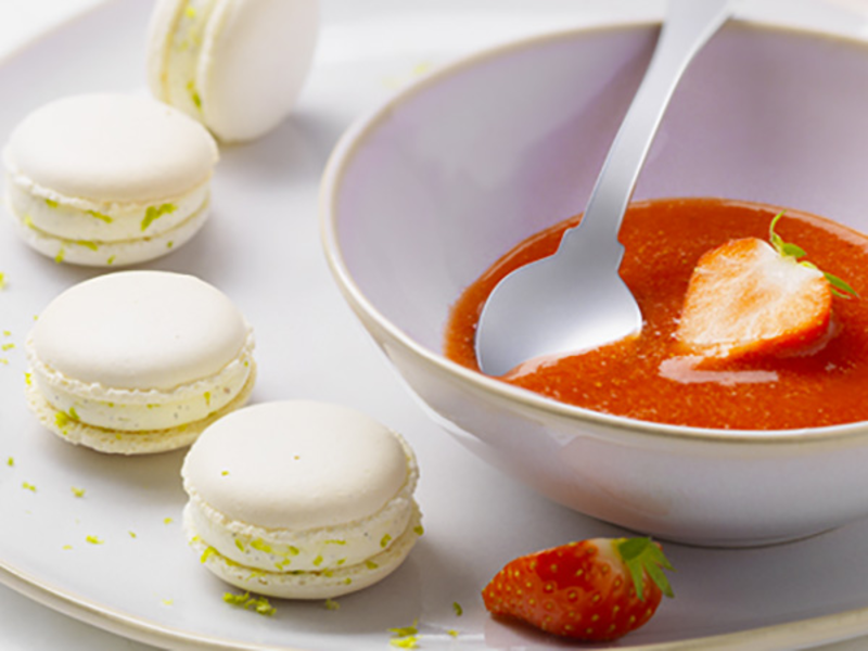 Macarons au fromage frais et au combava, et soupe de fraise