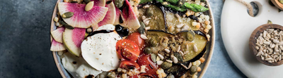 Salade composée aux légumes d'été, parmesan et mozzarella