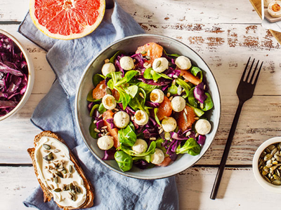 Salade de mâche et pamplemousse aux billes de fromage