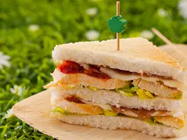 Club-sandwich au fromage et tomates confites