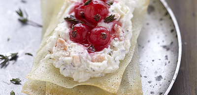 Bouchées croustillantes au fromage frais, saumon fumé et groseilles