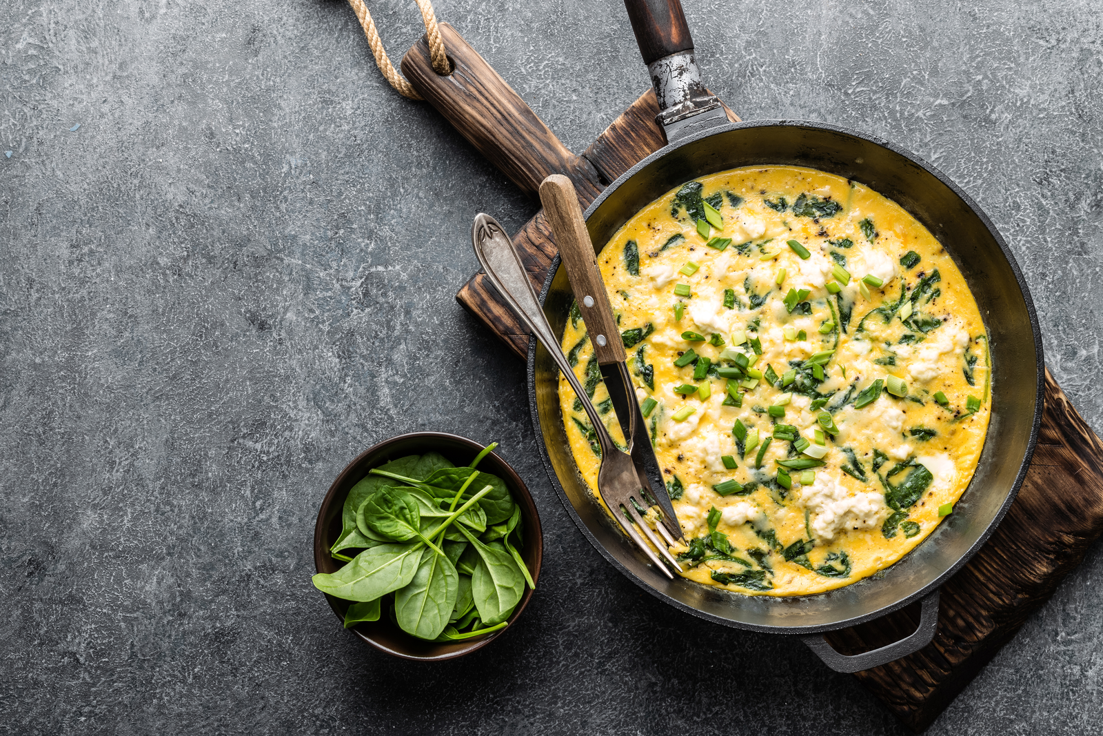 Omelette épinards feta   - Adobe Stock