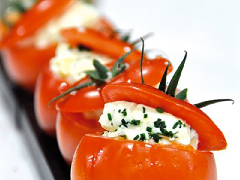 Tomates cocktail farcies au fromage frais