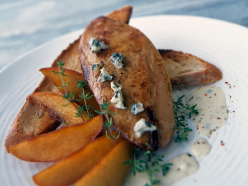 Foie gras poêlé, pommes rôties et roquefort