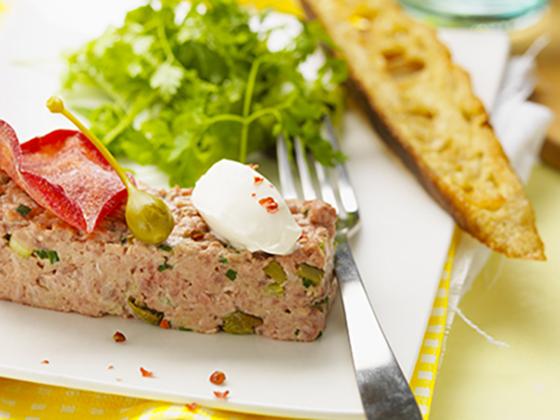 Tartare de boeuf au fromage frais aux baies roses