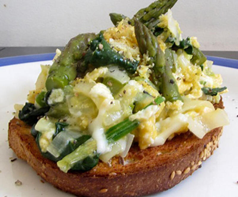 TH06_tartine-fromage-frais-asperges-vertes-oeuf-brouille