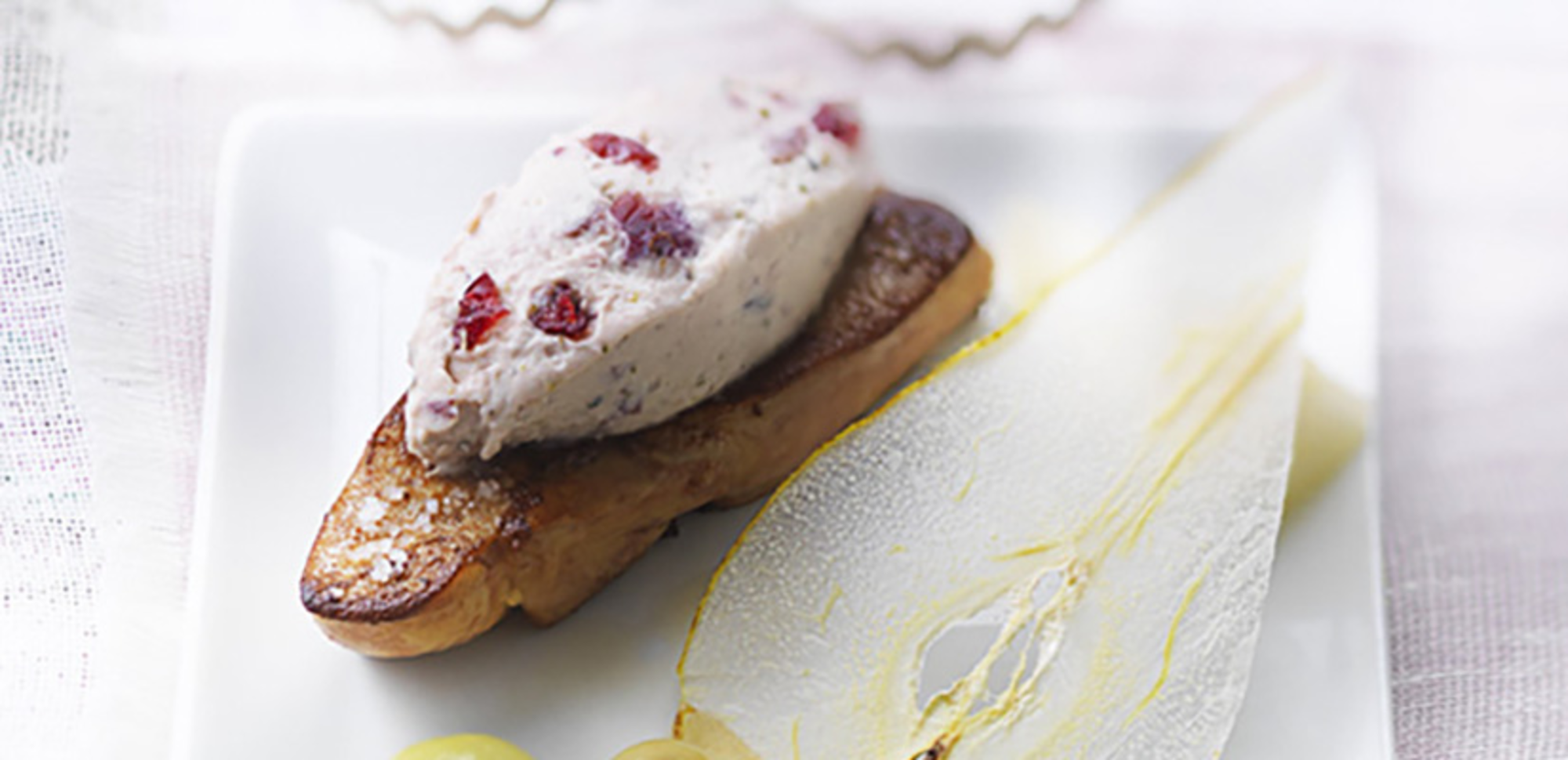 Foie gras poêlé, fruits et fromage frais