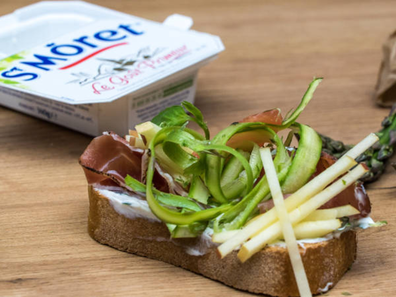 Tartine au fromage frais, asperge, jambon et pommes