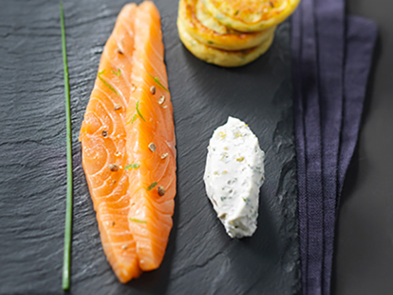 Gravelax de saumon aux agrumes, sauce au fromage frais à l’aneth