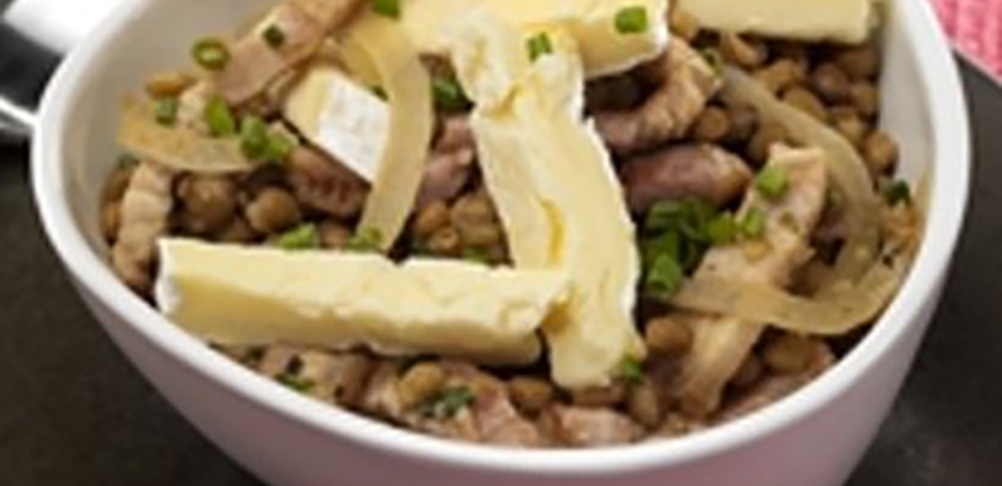 Salade de lentilles, camembert et lardons fumés