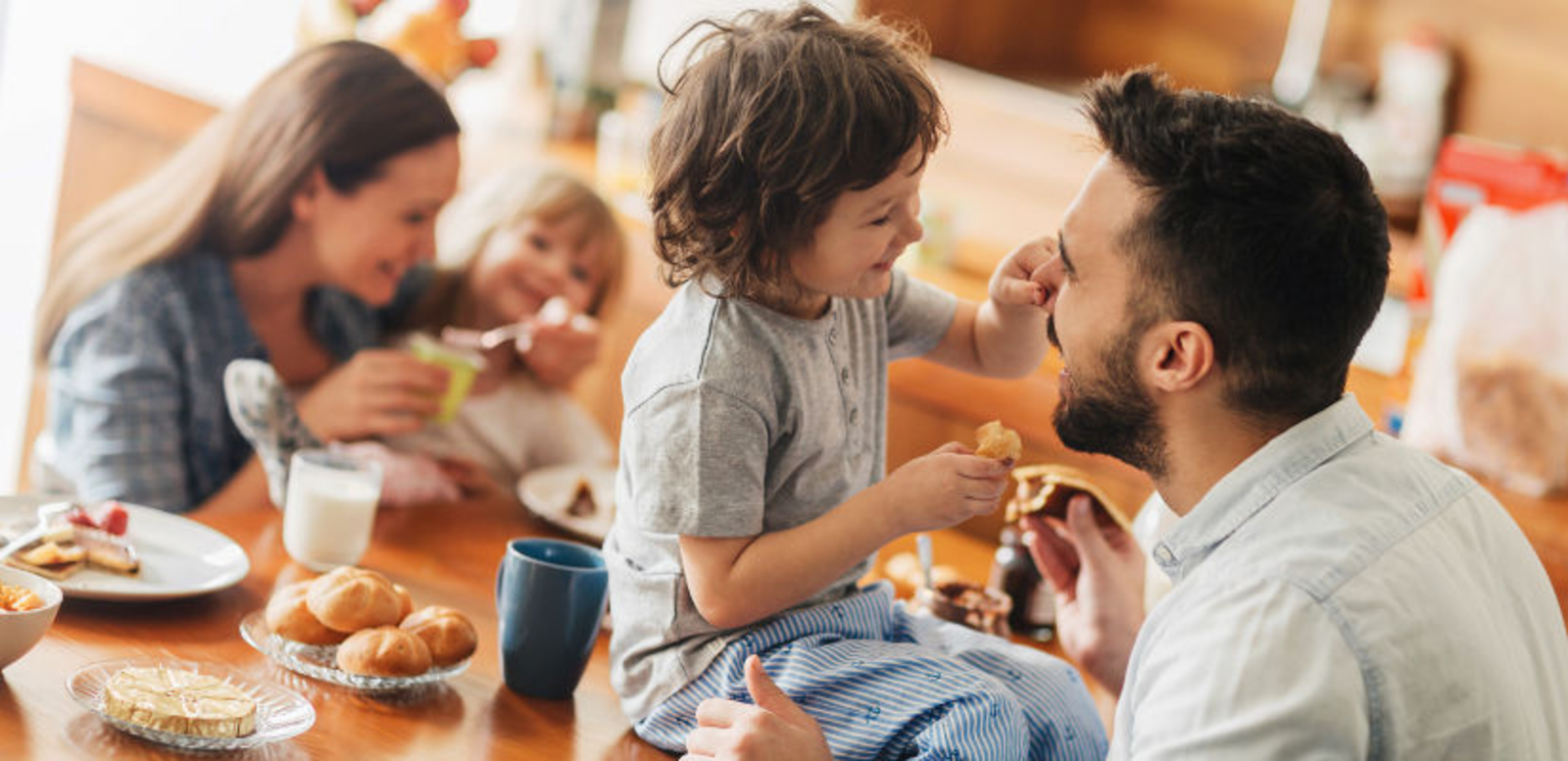 TH05_petit-dejeuner-en-famille