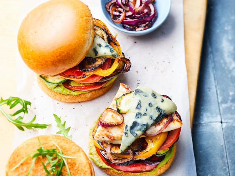 Burger poulet, légumes et fromage bleu