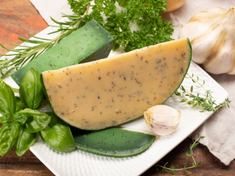 D'où vient la couleur verte de certains fromages ?